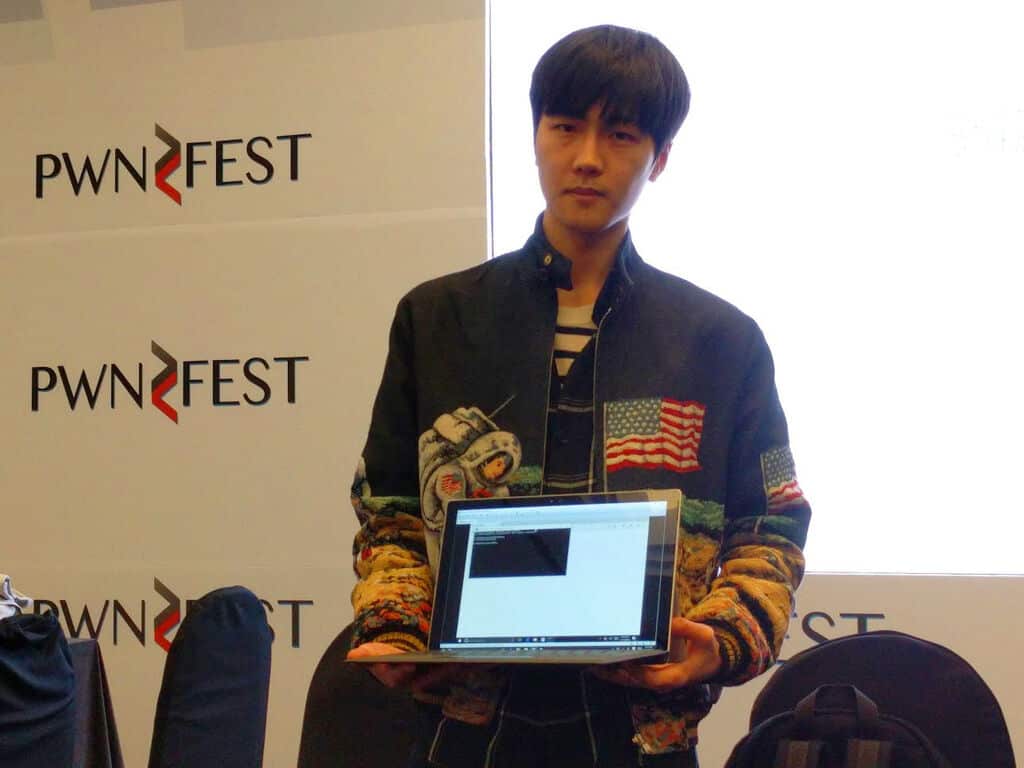 Junghoon Lee, aka LokiHardt, shows his successful Edge exploit. Darren Pauli / The Register.